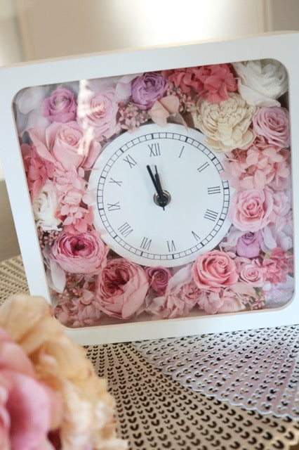 お花をたくさん詰め込んだ置き時計【rosa】