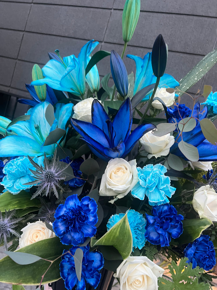 ブルーカーネーション&青いユリのお任せスタンド花