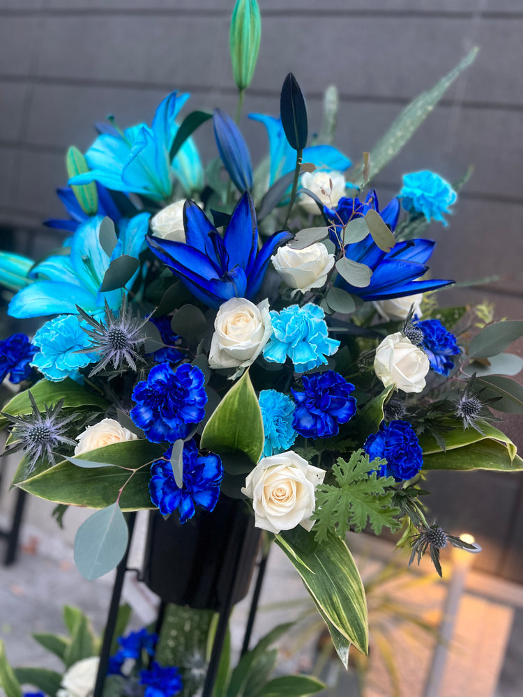 ブルーカーネーション&青いユリのお任せスタンド花