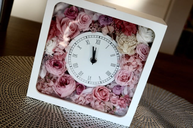 お花をたくさん詰め込んだ置き時計【rosa】