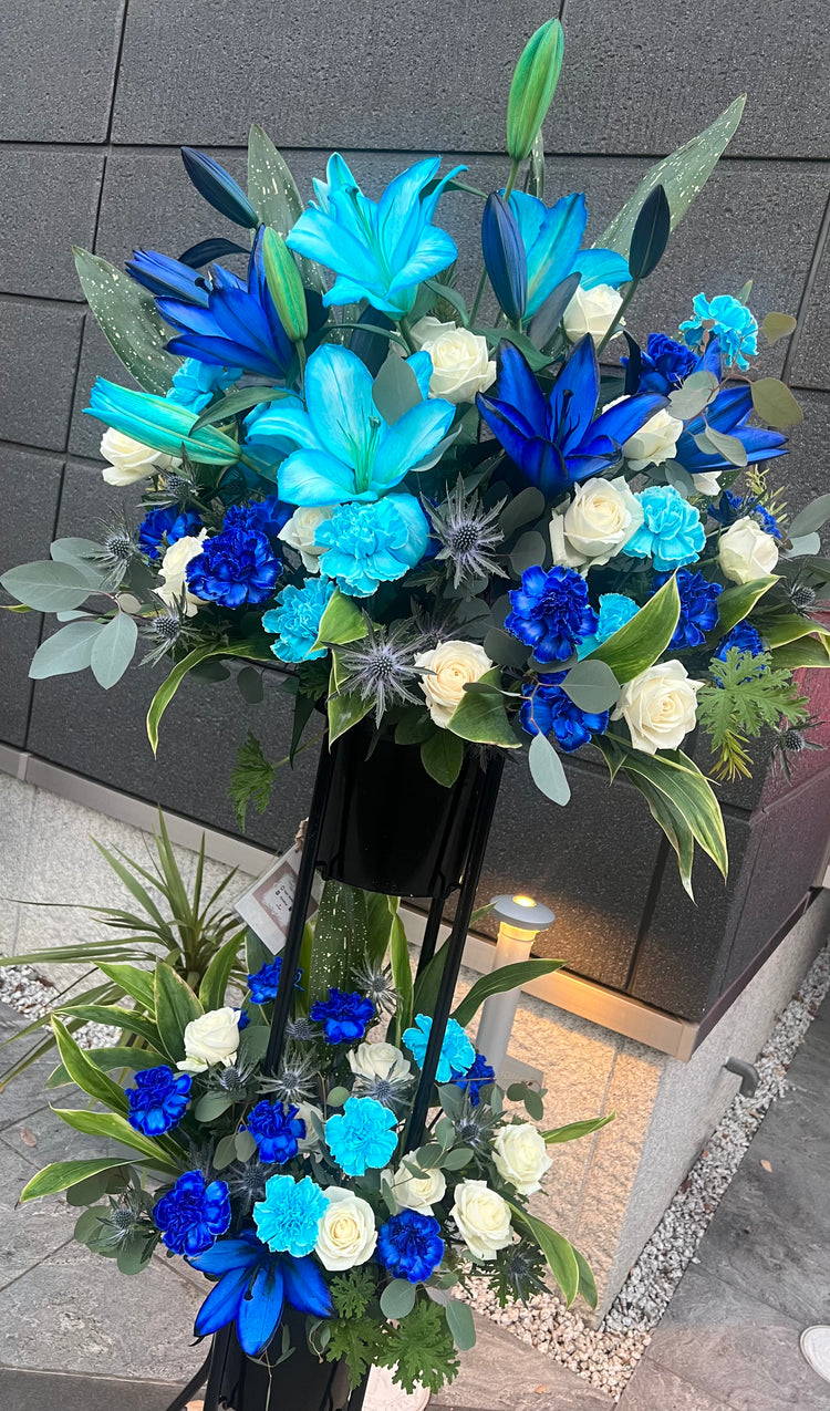 ブルーカーネーション&青いユリのお任せスタンド花