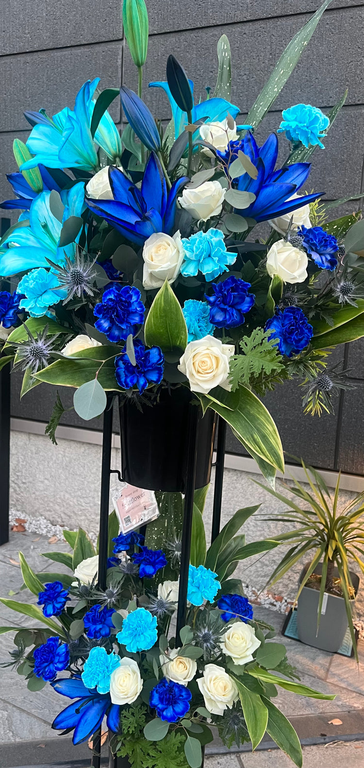 ブルーカーネーション&青いユリのお任せスタンド花