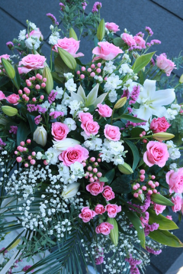 フローリストお任せ白&ピンクの二段スタンド花