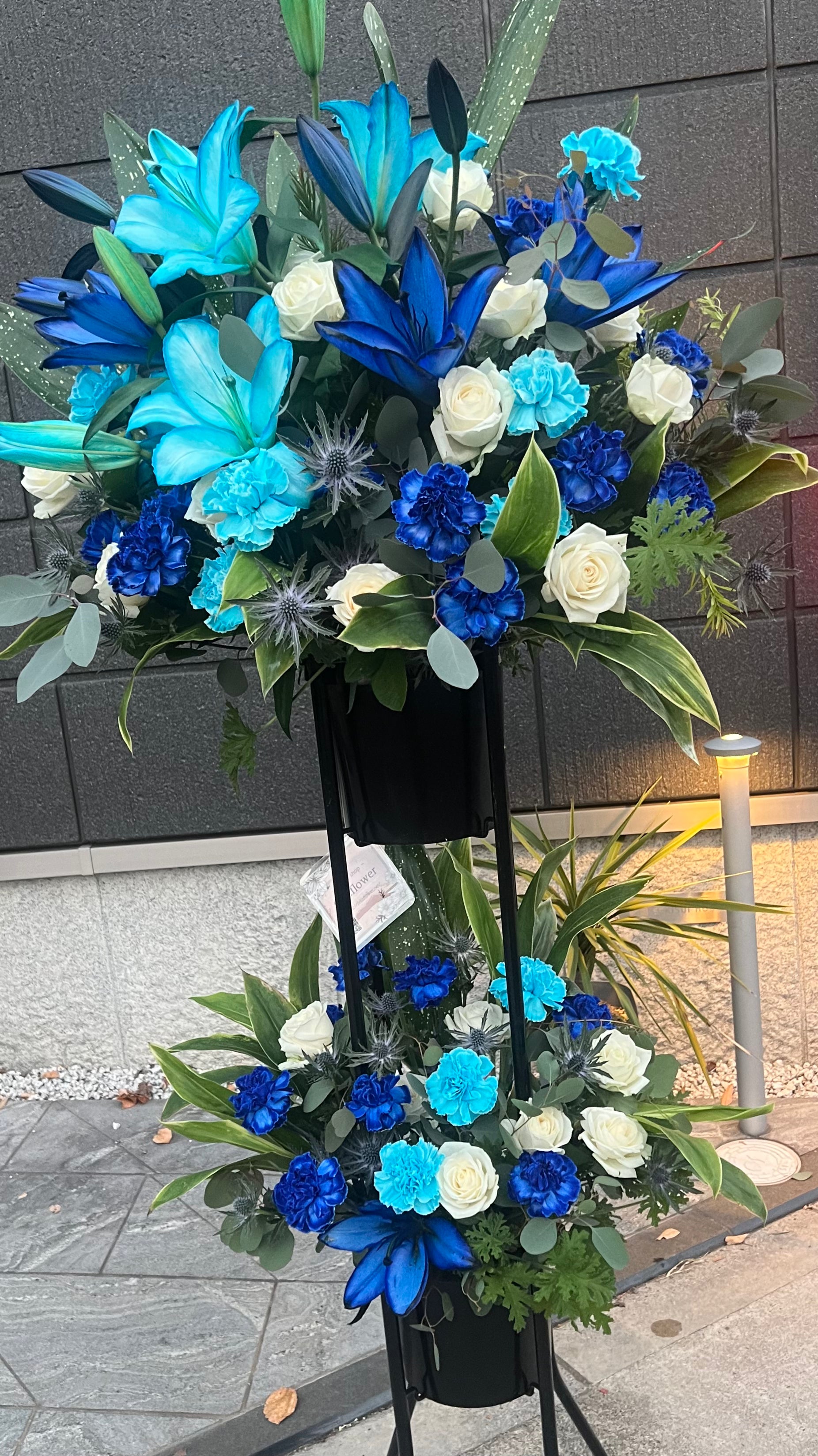 豪華スタンド花 ユリと葉物 ゴールドスタンド 黄ユリ 黄バラ スタンド花2段連結 【UpGradeStandFlower2段