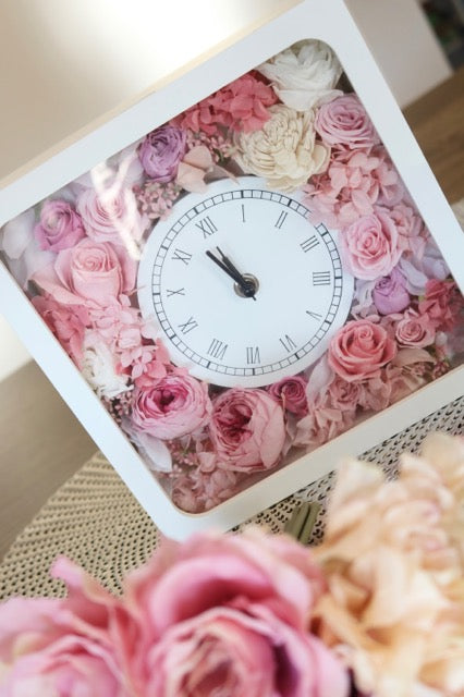 お花をたくさん詰め込んだ置き時計【rosa】