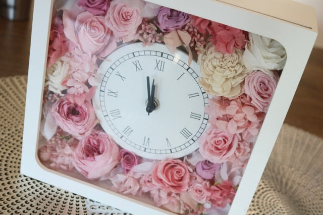 お花をたくさん詰め込んだ置き時計【rosa】