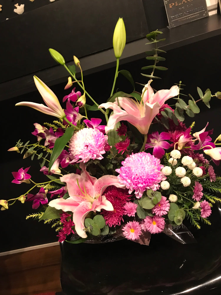 【Mサイズ】ピンクのユリとデンファレのフラワーアレンジメント